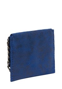 Skórzany portfel na karty, kobaltowy niebieski z teksturowanym wykończeniem. Posiada akcent w postaci łańcuszka z jednej strony i czyste krawędzie z drugiej. Kompaktowy design.