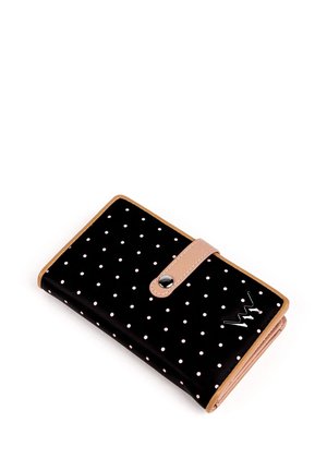Schwarze Geldbörse mit weißen Punkten, beigem Rand, Druckknopfverschluss und Logodetails. Glatte Textur, rechteckige Form mit abgerundeten Ecken.