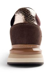 Baskets marron avec un dessus en suede texturé et un accent métallique doré craquelé au talon, dotées d'une semelle beige avec un logo de marque discret.