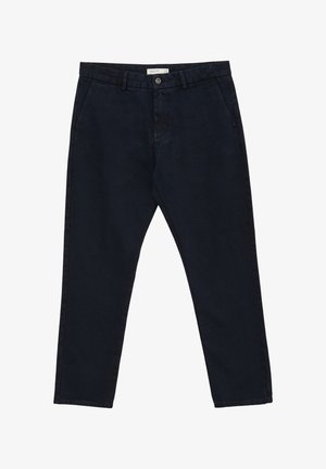 Chinos bleu marine foncé avec une texture de tissu lisse, présentant une fermeture à bouton frontale, des poches latérales et une coupe droite.