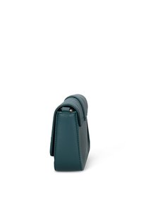 Borsa color verde acqua con design strutturato, ferrature in metallo e pannello superiore trapuntato. Realizzata in similpelle liscia, presenta una chiusura con zip.