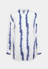 Camicia a maniche lunghe con bottoni realizzata in un tessuto leggero, con una base bianca e strisce blu tie-dye e un colletto classico.