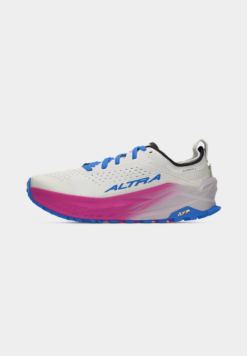 Zapatilla de running Altra Olympus 6 en blanco y rosa con cordones azules, suela azul y suela exterior Vibram de marca, vista lateral sobre fondo liso.