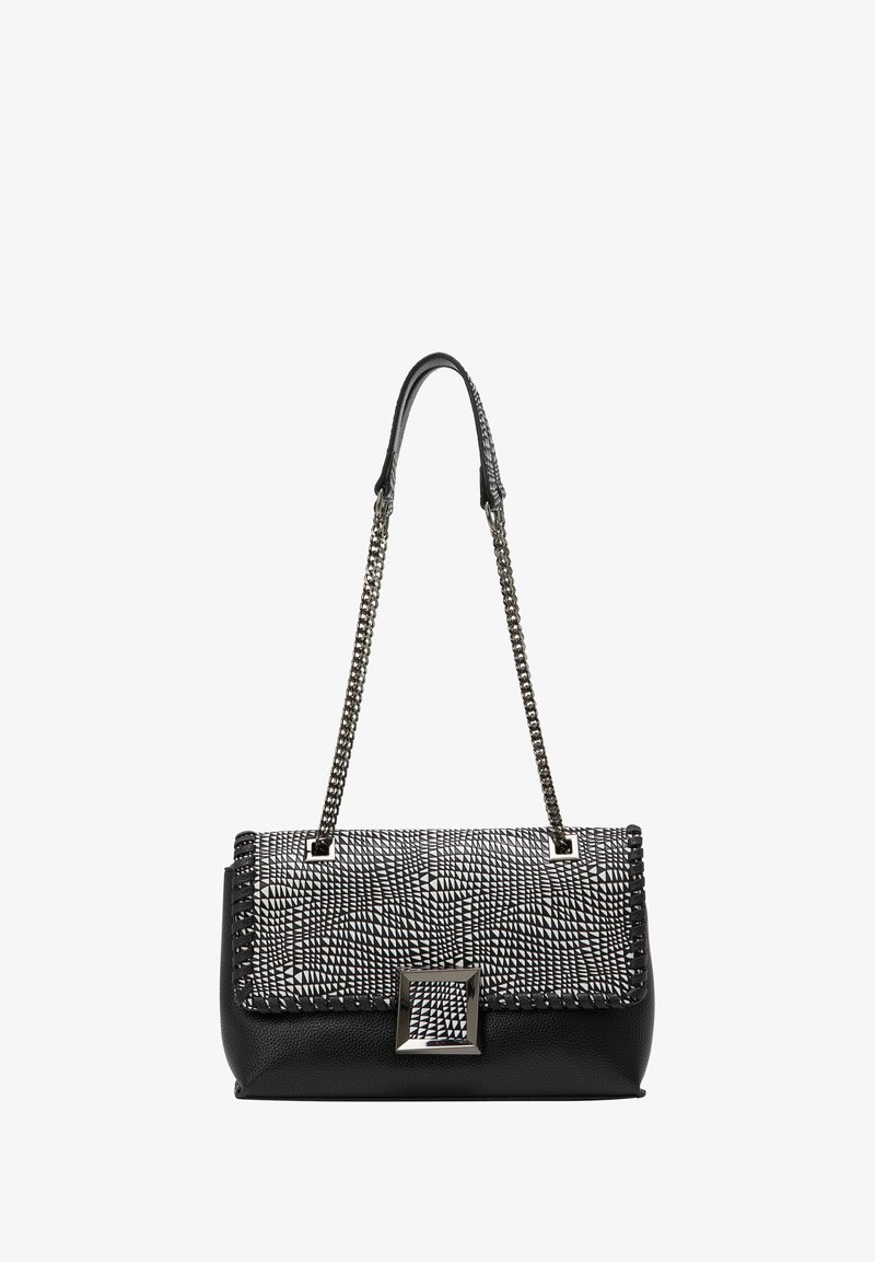 Fekete-fehér táska, texturált mintával, bőrből készült, láncos pánttal és ezüst négyzet alakú fém díszítéssel az elülső fedélen.
