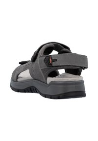 Sandale grise avec un dessus texturé, des sangles ajustables, une semelle intérieure rembourrée et une semelle extérieure en caoutchouc robuste et contournée pour un bon soutien.