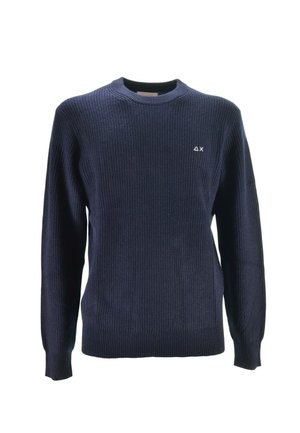 Maglione a coste blu navy con maniche lunghe e collo rotondo. Presenta un piccolo logo sul lato sinistro del petto. Realizzato in morbido tessuto a maglia.