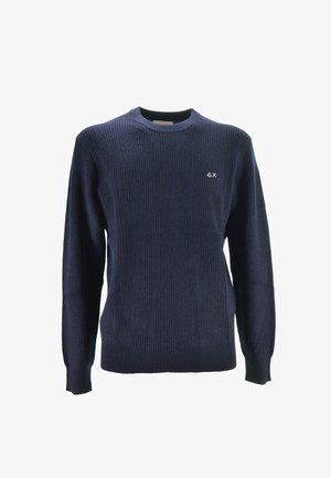 Maglione a coste blu navy con maniche lunghe e collo rotondo. Presenta un piccolo logo sul lato sinistro del petto. Realizzato in morbido tessuto a maglia.