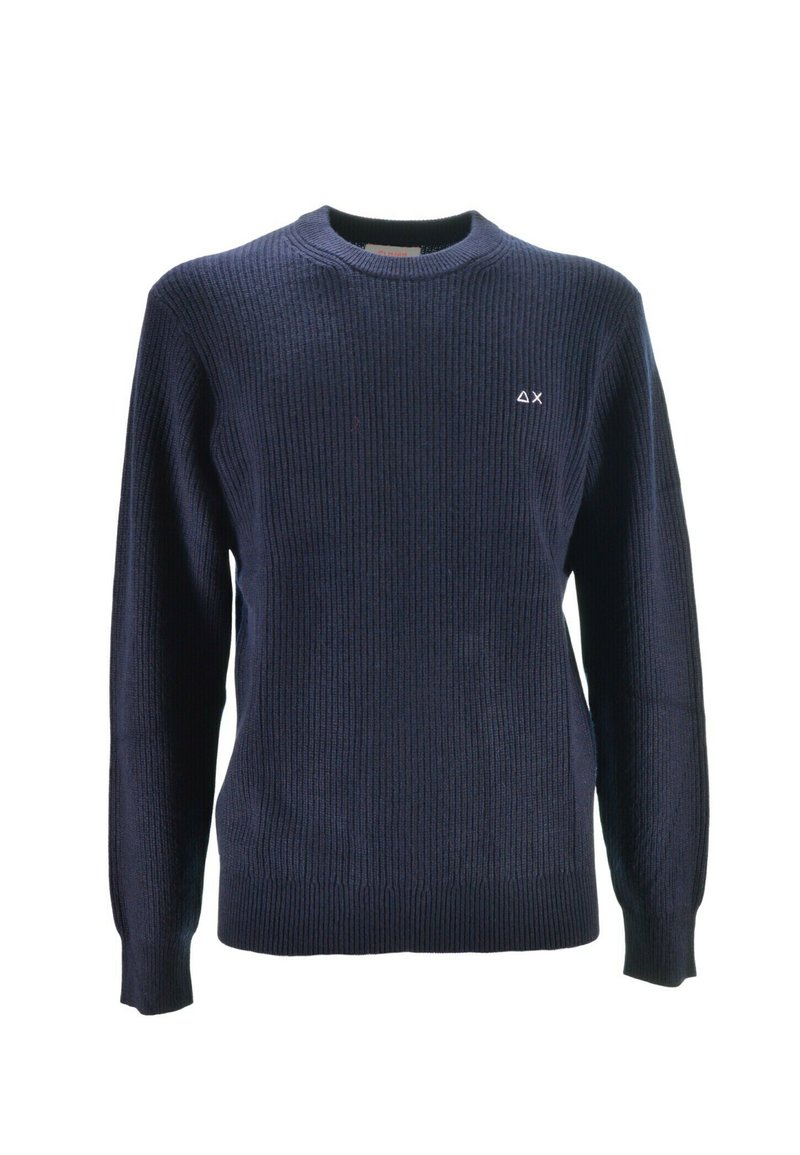 Maglione a coste blu navy con maniche lunghe e collo rotondo. Presenta un piccolo logo sul lato sinistro del petto. Realizzato in morbido tessuto a maglia.