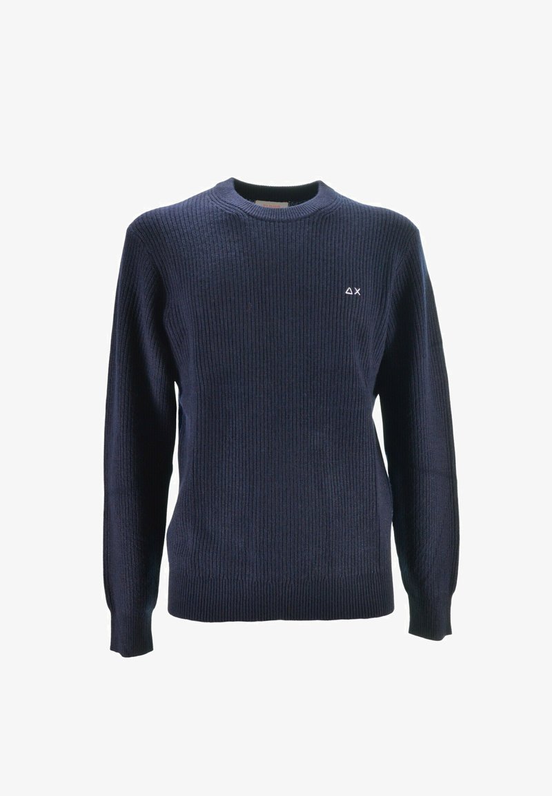 Maglione a coste blu navy con maniche lunghe e collo rotondo. Presenta un piccolo logo sul lato sinistro del petto. Realizzato in morbido tessuto a maglia.