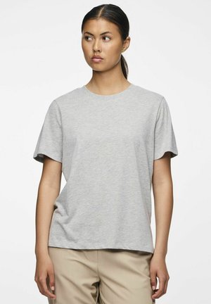 Grå t-shirt med kort ärm, tillverkad av mjukt tyg; har en rund halsringning och en avslappnad passform. Inga mönster eller dekorationer syns.