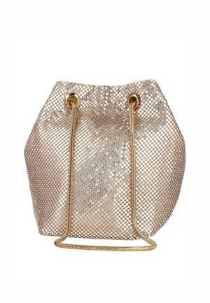 Bolso tipo cubo de malla dorada brillante con cierre de cadena dorada con cordón y ojales de metal sobre fondo blanco.