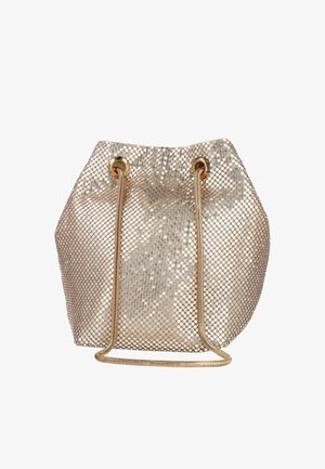 Bolso tipo cubo de malla dorada brillante con cierre de cadena dorada con cordón y ojales de metal sobre fondo blanco.