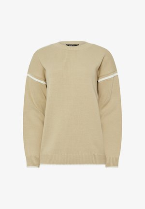 Beiger Strickpullover mit langen Ärmeln, Rundhalsausschnitt und weißem Streifendetail über den oberen Armen und an den Ärmelbündchen.