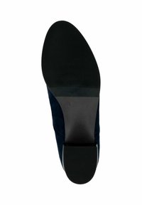 Zapato de ante azul marino con suela de goma negra lisa, con un tacón bajo y grueso y un diseño de punta redondeada.