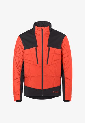 Rote und schwarze gepolsterte Jacke mit hohem Kragen, mit Reißverschluss versehenen Brusttaschen und kantigen Nähten für zusätzlichen Textur- und Designdetails.