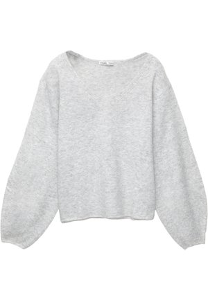 Hellgrauer, übergroßer Pullover aus weichem Material mit V-Ausschnitt, weiten Ärmeln und cropped Saum.