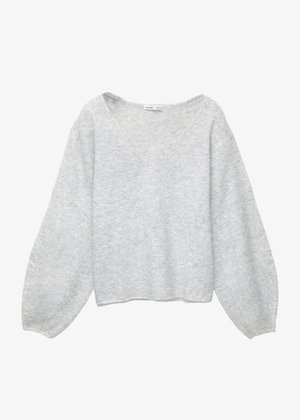 Pulover oversized de culoare gri deschis, realizat dintr-un material moale, cu decolteu în V, mâneci ușor bufante și un tiv scurt.