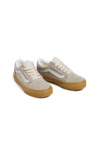 Sneaker in suede beige con dettagli bianco sporco e suola in gomma naturale. Caratterizzate da punta tondeggiante, allacciatura frontale e strisce laterali classiche.