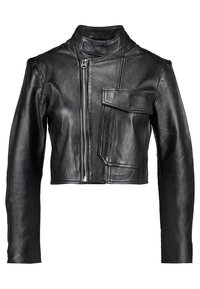 Veste noire en cuir courte avec un col montant, fermeture éclair à l'avant et une poche à patte sur la poitrine. Texture lisse et design ajusté.