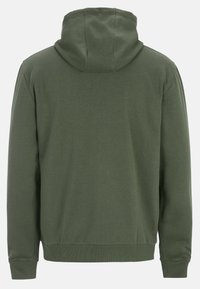 Olivgrön hoodie med känguruficka, ribbade ärmar och nederkant. Slät textur och justerbar dragsko på huven. Enkel design.