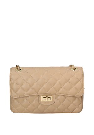 Beige gesteppte Lederhandtasche mit goldenen Kettenriemen und einem rechteckigen goldenen Drehverschluss an der vorderen Klappe.