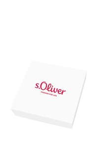 Caja de cartón blanca con una textura suave, que presenta un destacado logo rojo "s.Oliver" y el texto "MODA PARA LA VIDA" debajo.