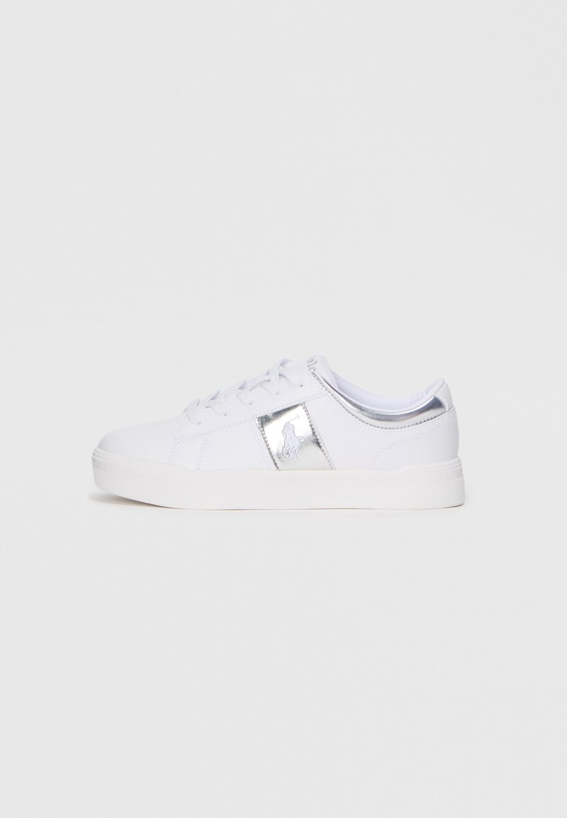 Baltas kanvas sporta apavi ar gludu virsmu, rotāti ar metalizētu sudraba dekoru un logotipu sānos, un gumijas zoli.