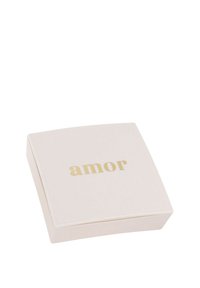 Kort, mjuk rosa låda med gångjärnslock, med "amor" i guldtext på toppen. Slät yta, minimalistisk design.