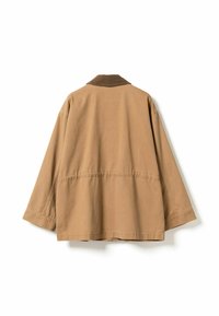 Svetlohnedá, pre veľké veľkosti určená bunda s kordurovým golierom, dlhými rukávmi a detailom švu na chrbte, vyrobená z mäkkej, textúrovanej látky.