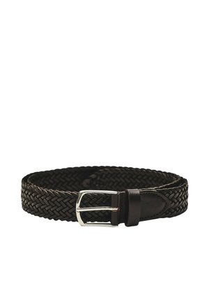 Ceinture en cuir tressé marron foncé avec une boucle rectangulaire argentée et une boucle en cuir, enroulée sur un fond blanc.
