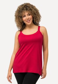 Rotes Tanktop mit breiten Trägern und rundem Ausschnitt, aus einem weichen, leichten Stoff gefertigt. Leicht ausgestellte Passform für zusätzlichen Komfort.