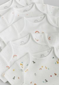 Sæt med fem hvid baby bodysuits lavet af blød bomuld. Har farverige mønstre inklusive regnbuer, dyr og stjerner. Rundt halsudskæring.