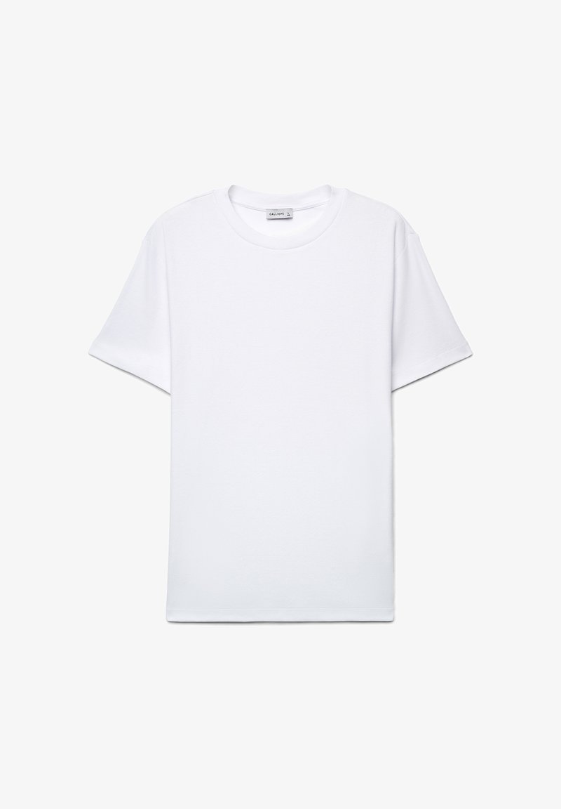 Schlichtes weißes T-Shirt mit kurzen Ärmeln und Rundhalsausschnitt, glatter Stoff, mit dem Etikett "Calliope", flach auf weißem Hintergrund dargestellt.