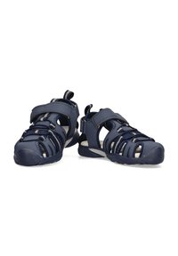 Sandalias azul marino con parte superior sintética, que cuentan con correas ajustables, lados abiertos y suelas de goma con superficies texturizadas para un mejor agarre.
