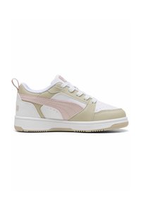 Sneaker bianche con accenti beige chiaro e rosa. Presentano un design in pelle texturizzata, punta rotonda e suola piatta in gomma.