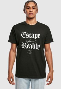 Sort bomulds t-shirt med fed, hvid typografi: "Undslip virkeligheden" og "Drøm uden frygt." Klassisk crew neck design.