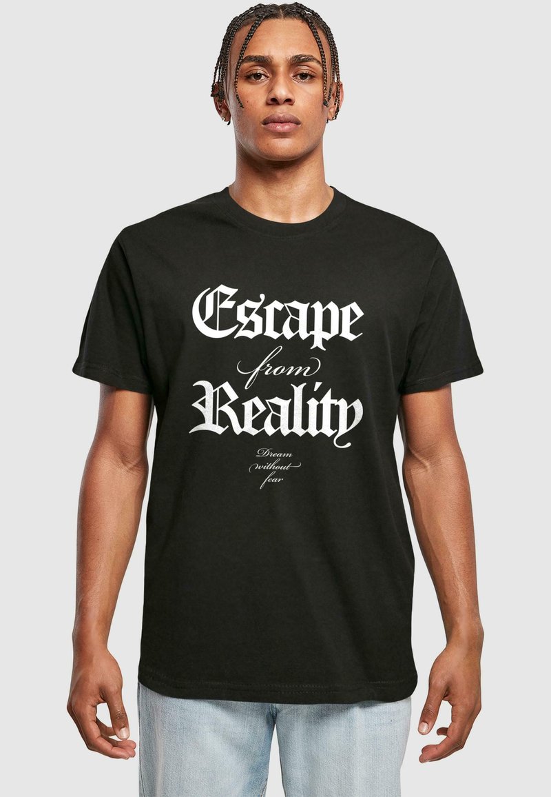 Sort bomulds t-shirt med fed, hvid typografi: "Undslip virkeligheden" og "Drøm uden frygt." Klassisk crew neck design.