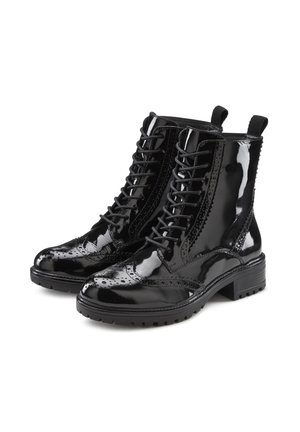 Schwarze Lackleder-Ankle Boots mit Schnürdesign, Brogue-Details und Zuglaschen; strukturierte Sohlen für zusätzlichen Halt.