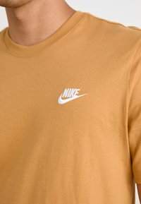 Nike Sportswear CLUB TEE - Navadna majica - flax