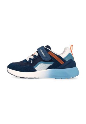 Zapatilla deportiva azul y blanca con suela azul claro, detalle naranja, cierre de velcro y cordones, vista lateral.