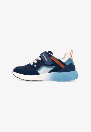 Zapatilla deportiva azul y blanca con suela azul claro, detalle naranja, cierre de velcro y cordones, vista lateral.