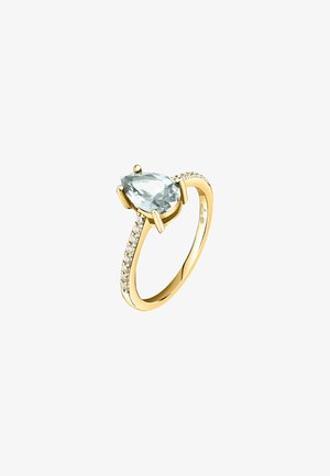Anello in oro con una pietra di acquamarina a forma di pera, circondata da piccole pietre trasparenti lungo la fascetta, finitura lucida e liscia.