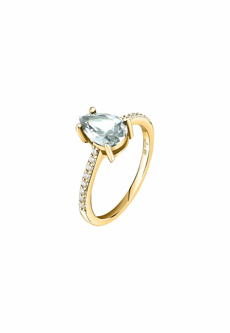 Anello in oro con una pietra di acquamarina a forma di pera, circondata da piccole pietre trasparenti lungo la fascetta, finitura lucida e liscia.