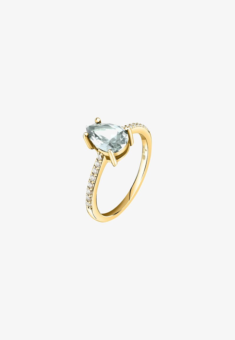 Anello in oro con una pietra di acquamarina a forma di pera, circondata da piccole pietre trasparenti lungo la fascetta, finitura lucida e liscia.