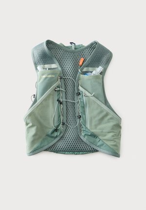 Chaleco de correr de malla verde claro con bolsillos frontales con cremallera, botellas de agua, silbato de seguridad y cordones elásticos ajustables para hidratación y almacenamiento.