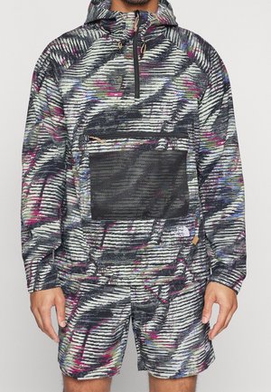 Kapuzensweatshirt und passende Shorts mit abstraktem Muster in Schwarz, Weiß, Lila und Grün, ausgestattet mit einem Frontreißverschluss und einer großen schwarzen Netz-Tasche.