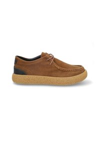 Zapatos de ante marrón con una suela de goma texturizada y acentos de cuero oscuro. Presentan un diseño sencillo de cordones y detalles de costura.