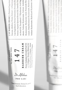 Hvit tube merket "147 Barrier Cream" med svart tekst, inneholdende ingrediensliste, merkenavn "Dr. Althea," glatt tekstur og avrundet form.