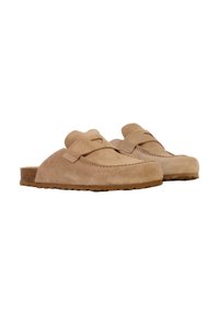 Beige ruskind slip-on sko med rundet tå, dekorative syninger og en korksål. Har en lille rem hen over fodåbningen.