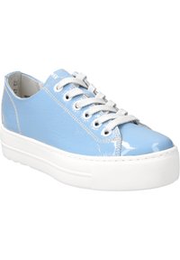 Helle blau patentierte Leder-Sneaker mit strukturiertem Finish, weißer Gummi-Plateausohle und passenden grauen Schnürsenkeln. Verfügt über silberne Ösen.